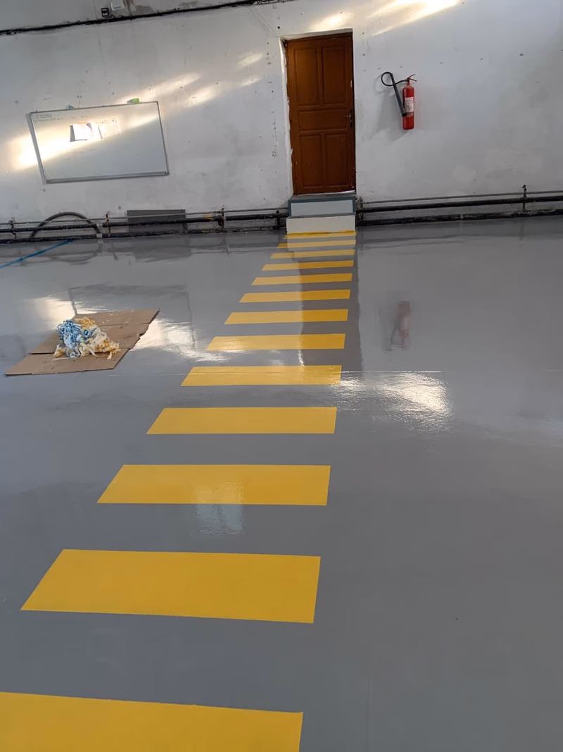 2MIC : Passage piéton jaune sur sol gris brillant