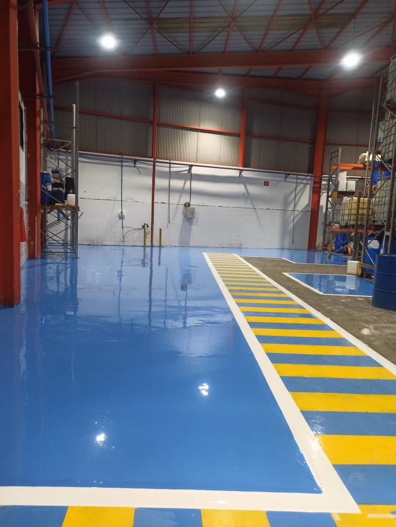 2MIC : Allée piétonne bleue et passage piéton dans une usine