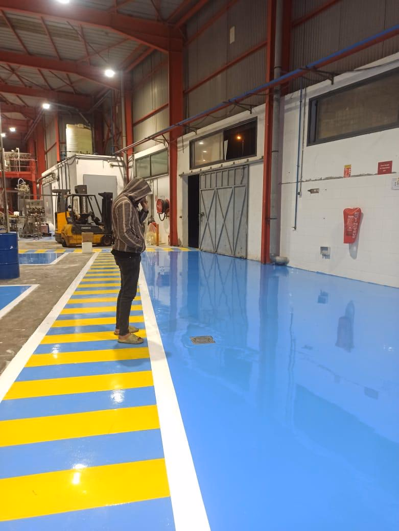 2MIC : Passage piéton jaune et bleu le long d'une allée de circulation