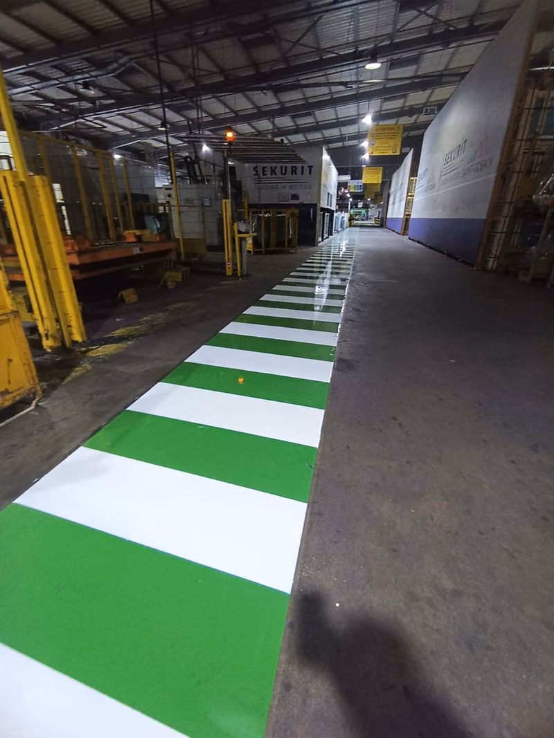 2MIC : Allée piétonne verte et blanche dans un entrepôt