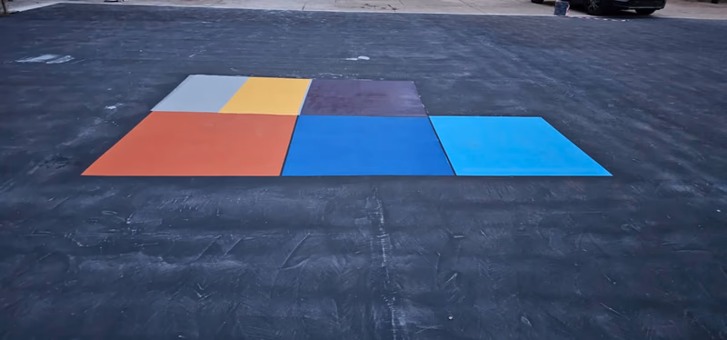 Revêtement acrylique en carrés de couleurs sur une cour en enrobé