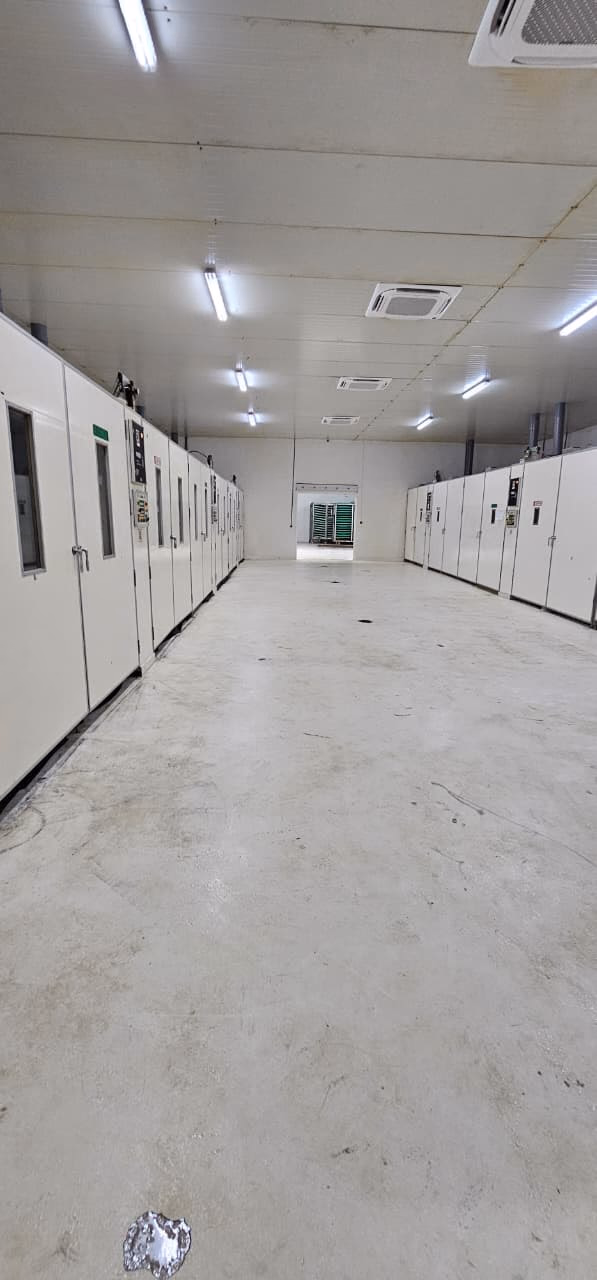 C&E Poussin : Couloir de la salle d'incubation en époxy blanc