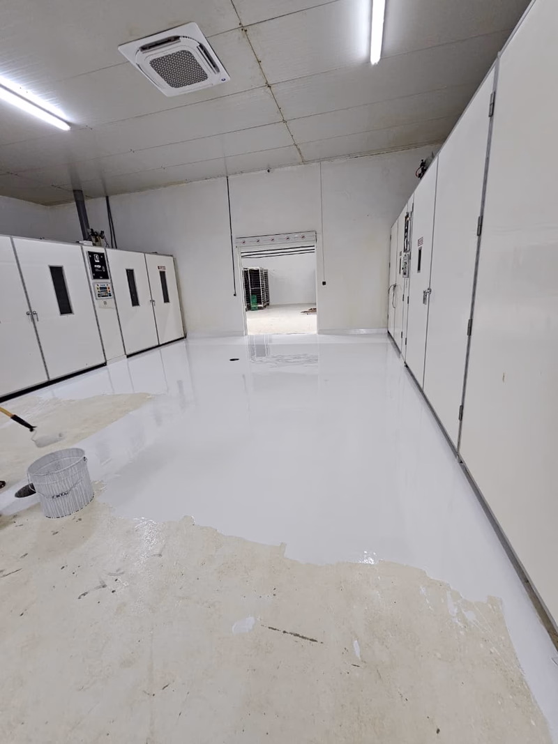C&E Poussin : Résine blanche fraîchement coulée