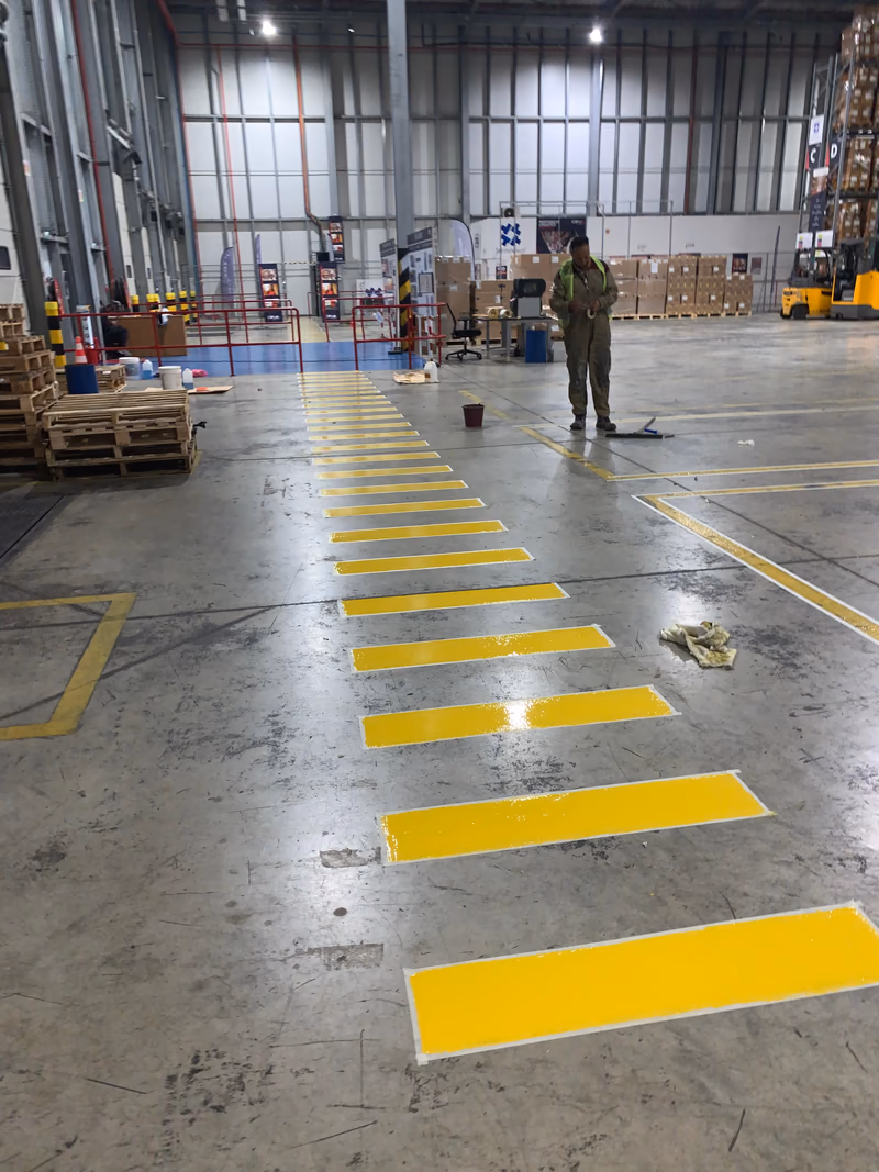 CEVA Logistics : Passage piéton jaune entre les zones de stockage
