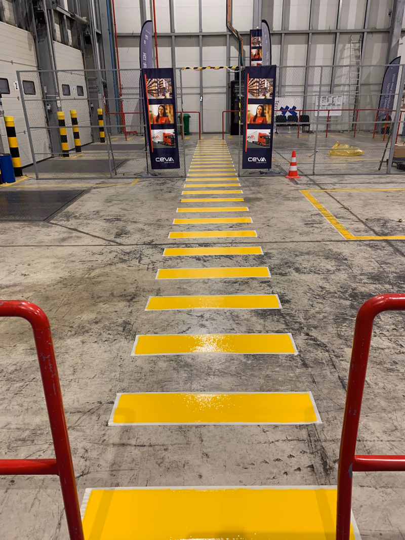 CEVA Logistics : Passage piéton au départ d'une barrière de sécurité