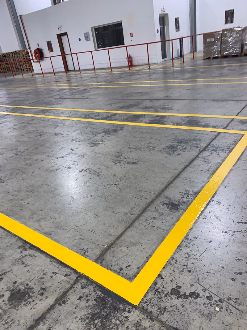 CEVA Logistics : Zone de stockage délimitée par des lignes jaunes