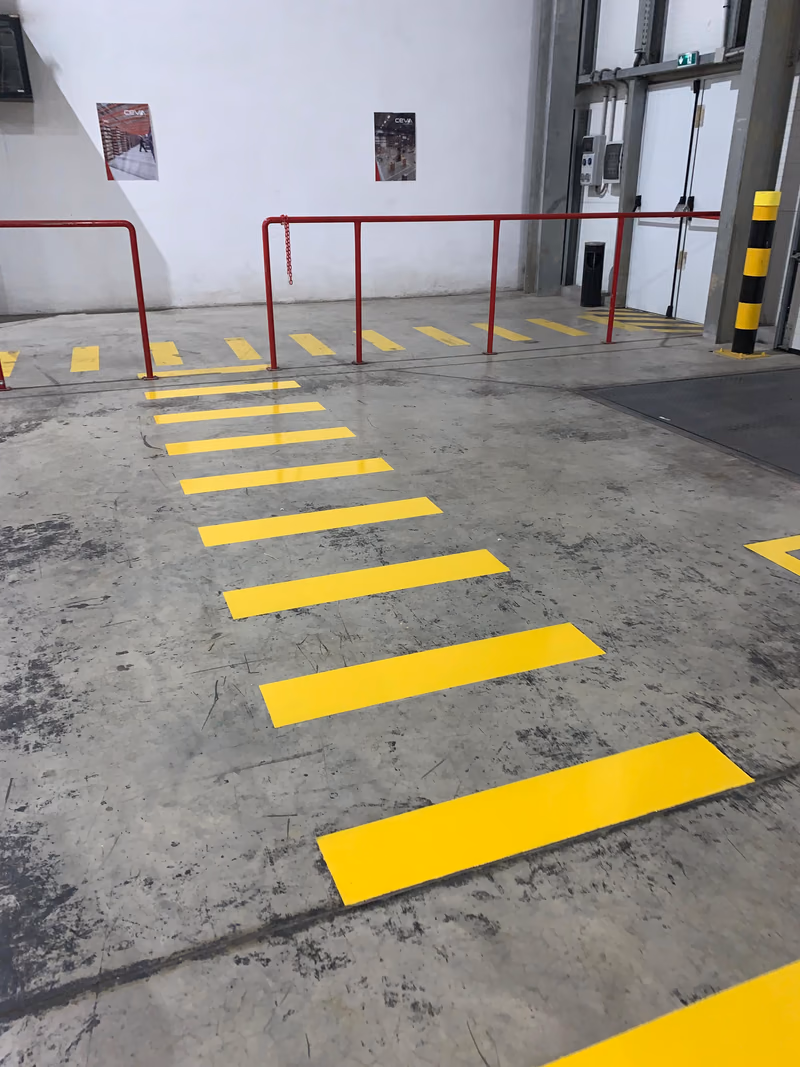 CEVA Logistics : Bandes jaunes d'un passage piéton, bords nets
