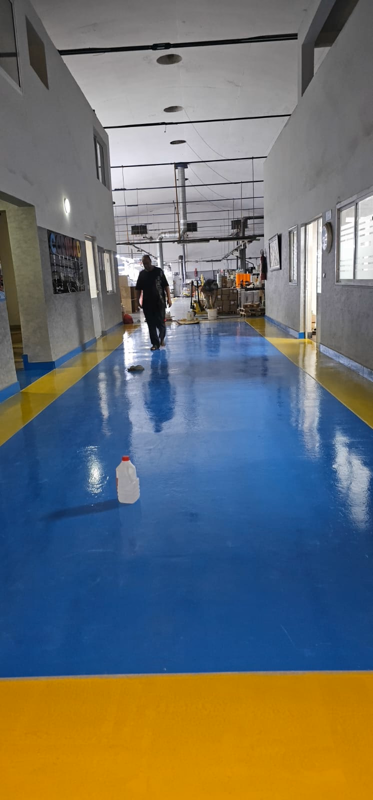 Copimad : Couloir de l'imprimerie au sol époxy bleu