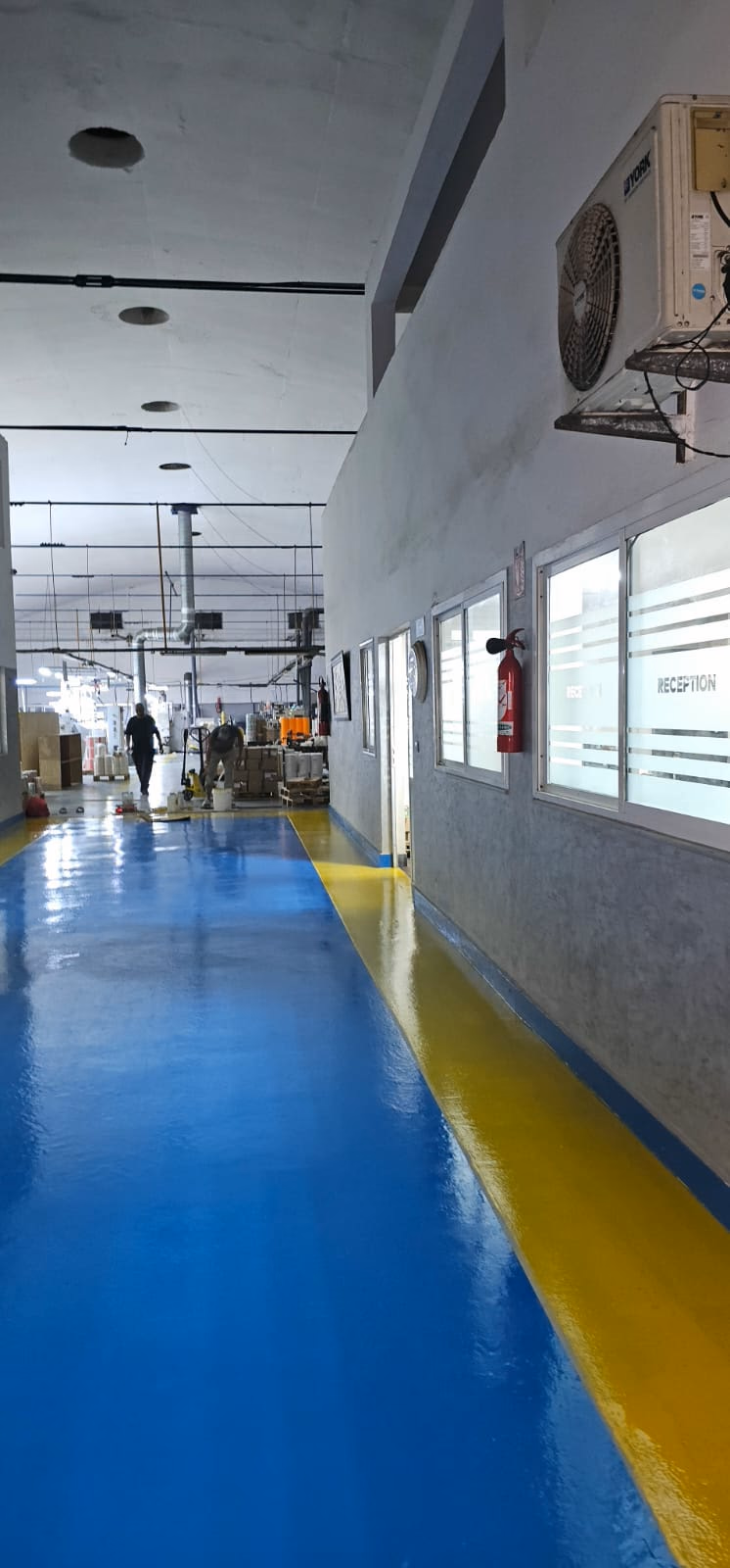 Copimad : Allée bleue bordée de jaune entre les ateliers