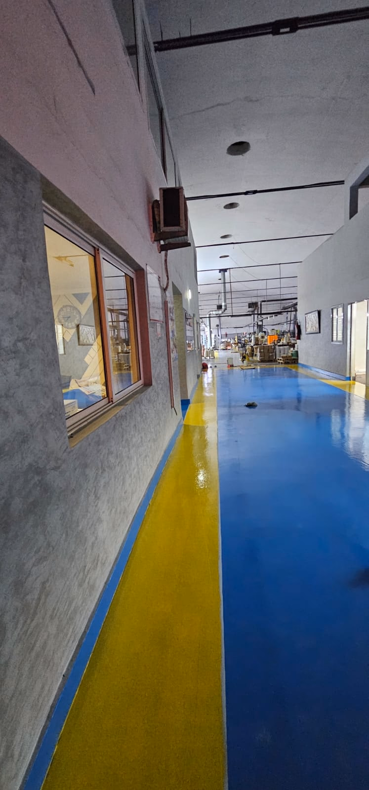 Copimad : Sol époxy bleu brillant le long des vitrages