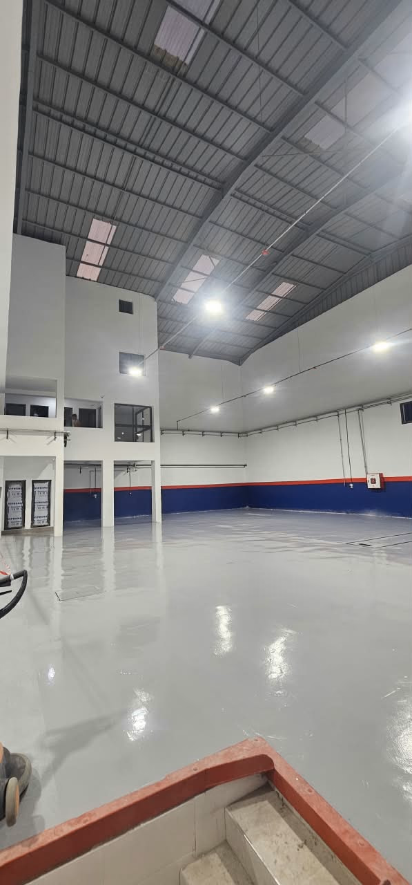DAF : Grand volume de l'atelier après la pose de l'époxy