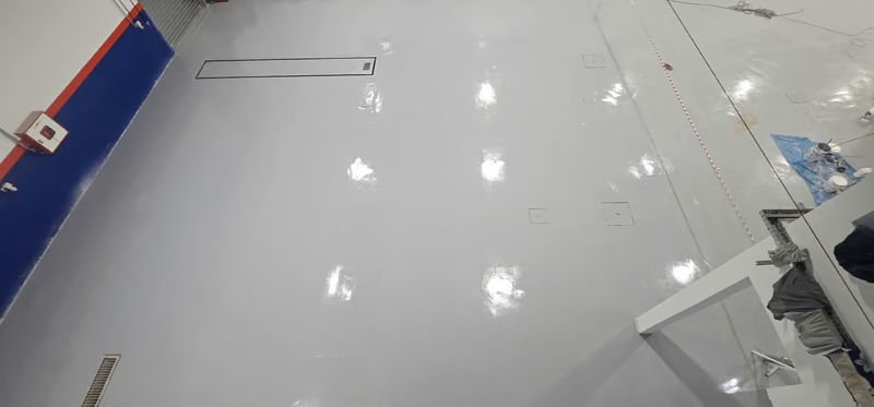 DAF : Sol époxy brillant où se reflète l'éclairage
