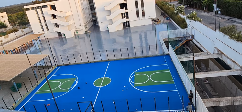 EBM Rabat : Terrain multisport tracé dans l'enceinte de l'établissement