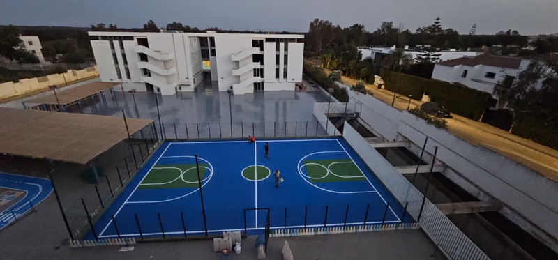 EBM Rabat : Lignes de basket et de football sur le revêtement acrylique