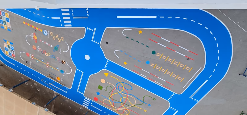 Marquage au sol ludique dans une cour d'école : routes, formes et jeux colorés
