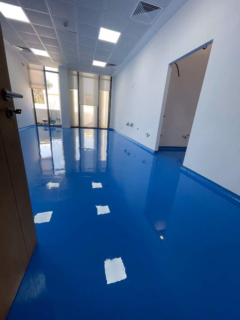 Fondation Lalla Asmaa : Salle en époxy bleu devant les baies vitrées
