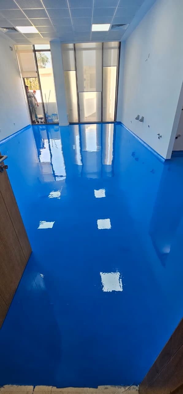 Fondation Lalla Asmaa : Couloir bleu brillant menant aux salles
