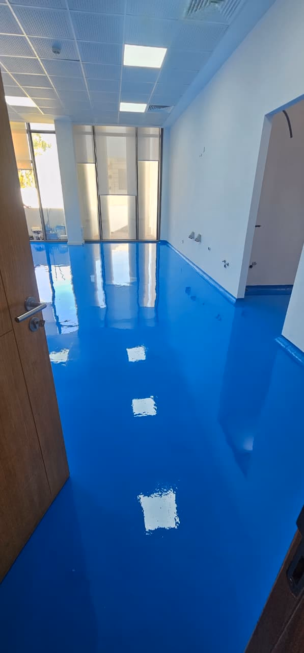 Fondation Lalla Asmaa : Sol époxy bleu livré, lisse et sans joint