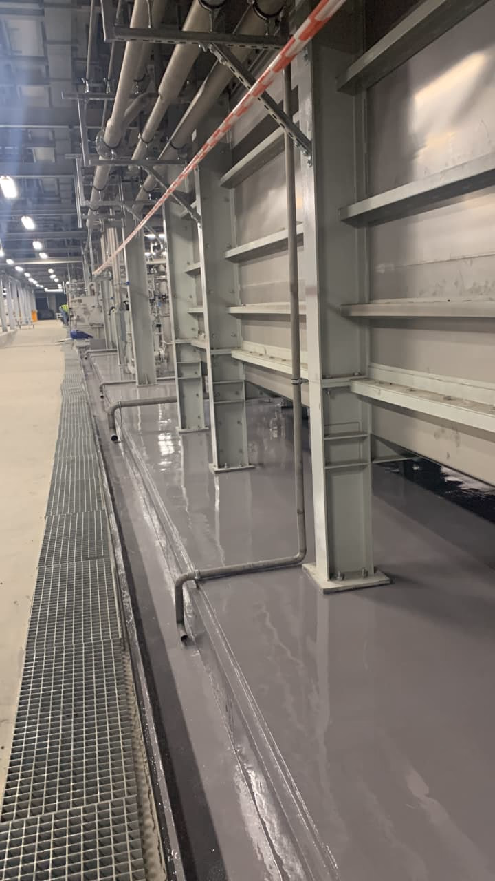 Masertech : Allée en époxy gris le long des caniveaux à grille