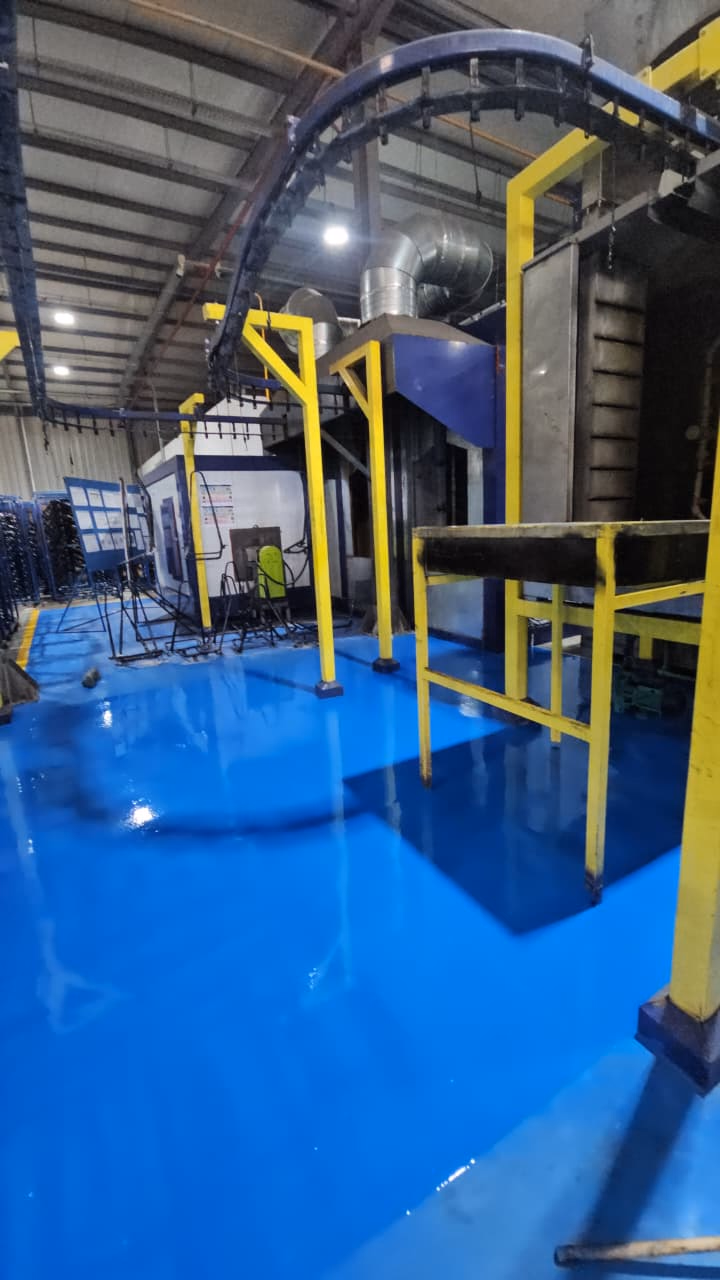 Micronitech : Allée en époxy bleu le long de la ligne de production