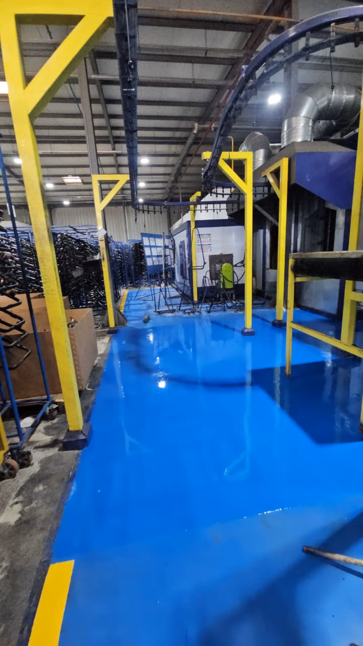 Micronitech : Résine bleue coulée au pied des garde-corps jaunes
