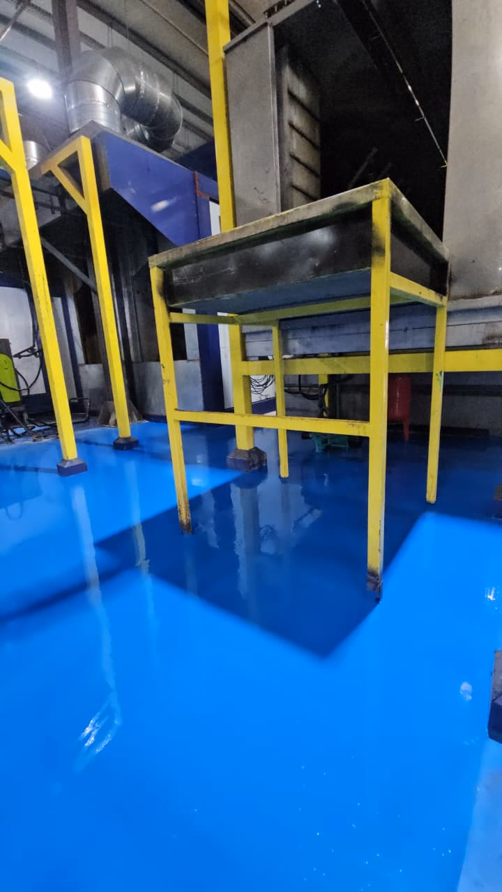 Micronitech : Époxy bleu sous les passerelles de l'unité de production