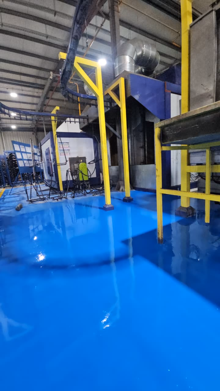 Micronitech : Sol bleu brillant entre les équipements