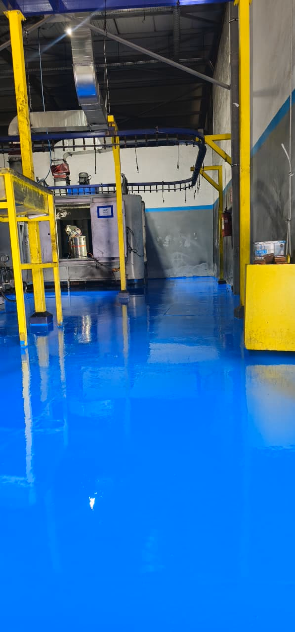 Micronitech : Sol époxy bleu terminé au pied des machines