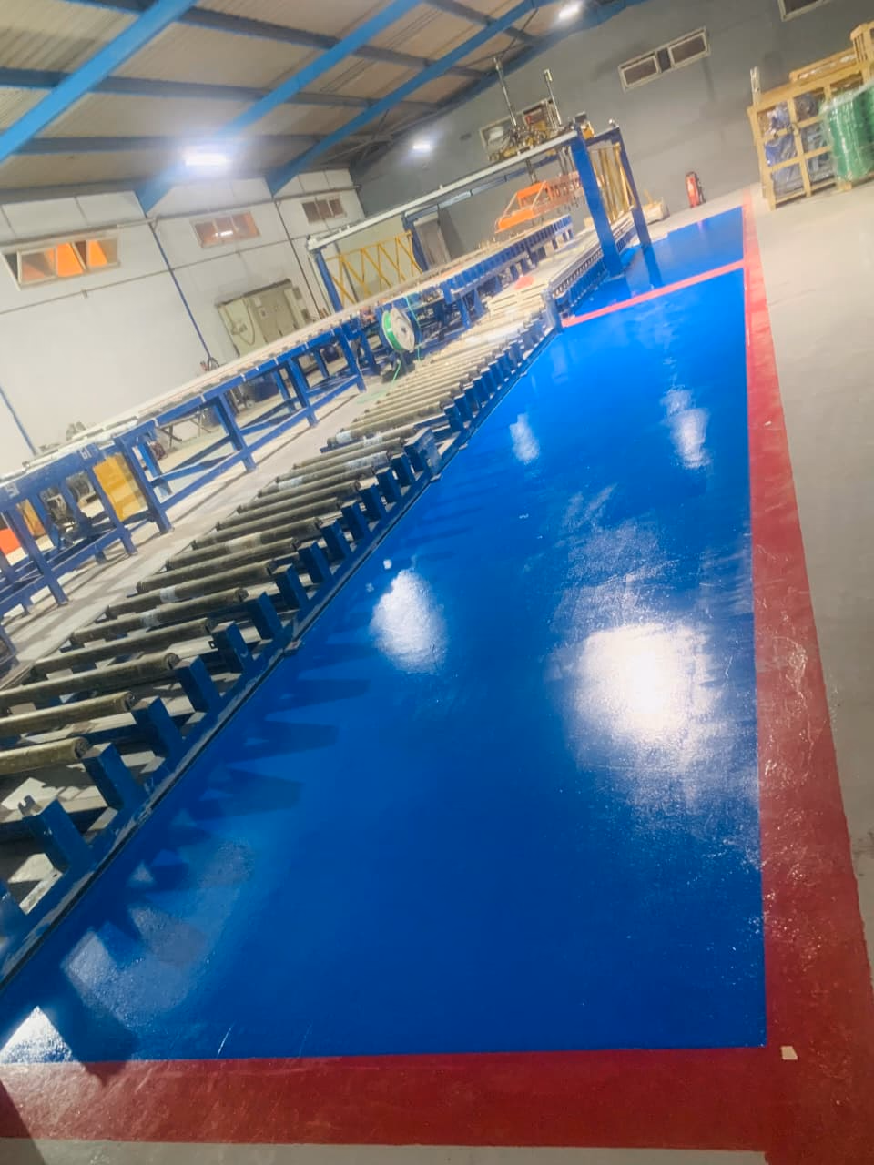 MPI : Zone en époxy bleu bordée de rouge sous la ligne de profilage
