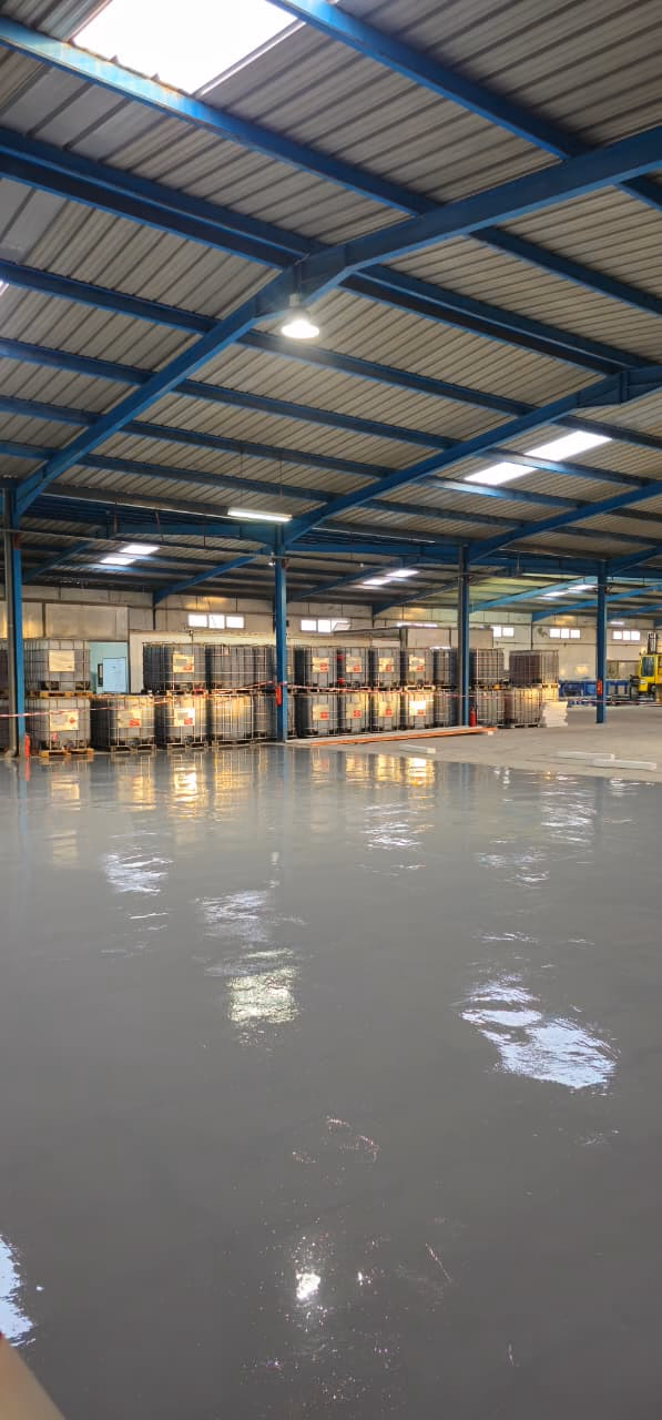 MPI : Halle de production au sol époxy gris brillant