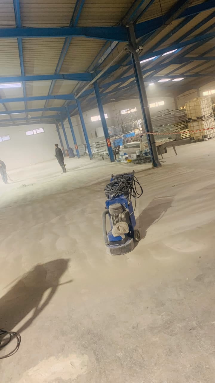 MPI : Ponceuse sur le béton de la halle
