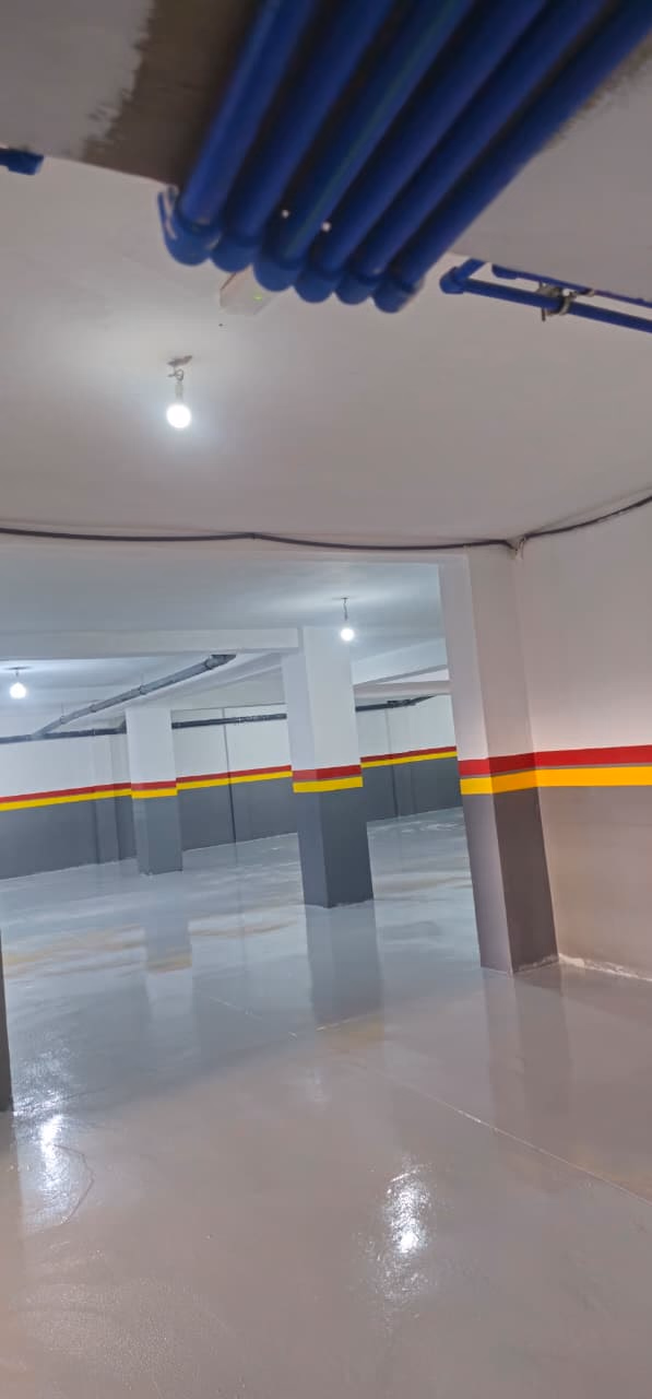 Poteaux de parking repeints et sol époxy gris clair