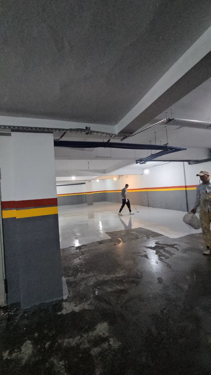 Débullage de la résine époxy au rouleau dans un parking