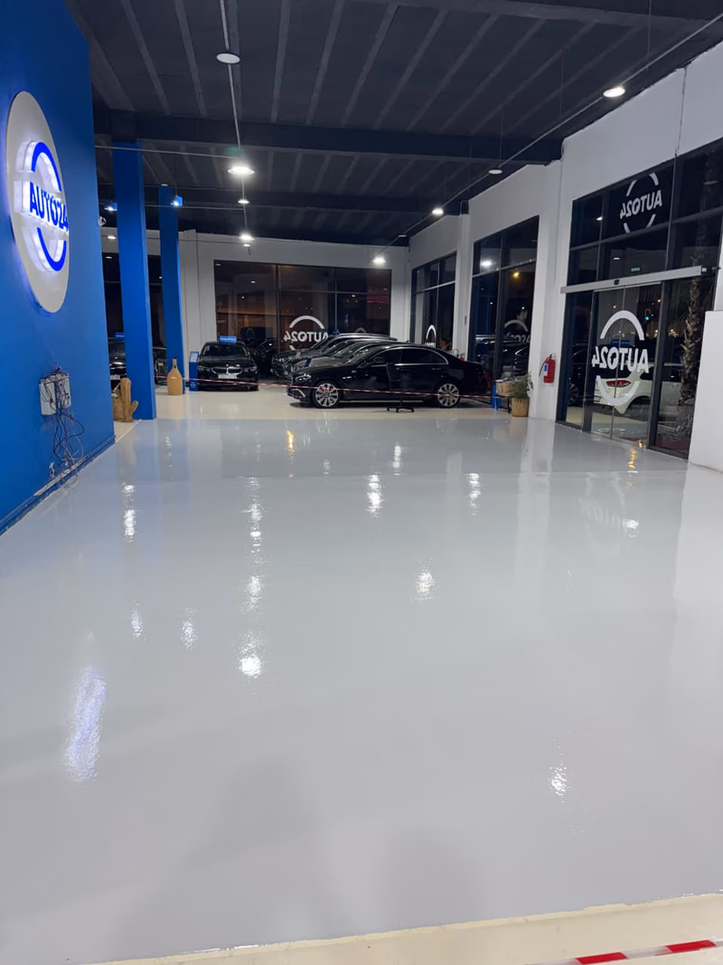 Showroom automobile au sol époxy blanc brillant